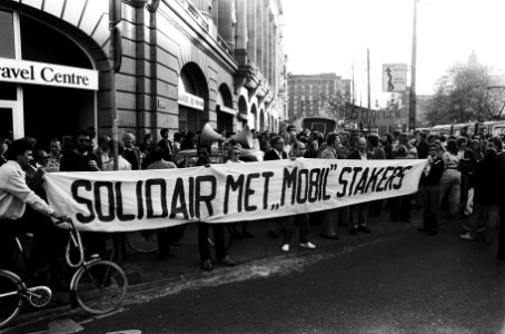Demonstratie tegen directeur Mobil Oil vanaf Leidseplein tegen het door de direc, Bestanddeelnr 930-8265