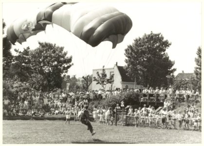 Demonstratie Parachutespringen door leden van de Hilversumse Paraclub Icarus. 