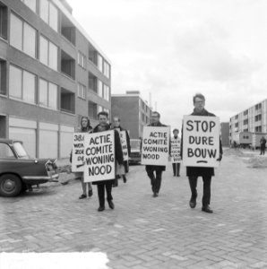 Demonstratie tegen dure woningen in Buitenveldert, de demonstranten met links de, Bestanddeelnr 917-4813