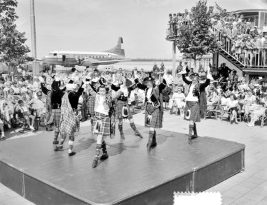 Demonstratie Scholtse meisjes Schiphol, Bestanddeelnr 905-2649
