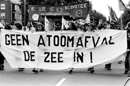 Demonstratie tegen dumpen van kernafval in zee in IJmuiden, Bestanddeelnr 930-8432
