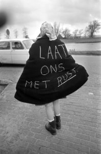 Demonstratie tegen annexatie van Koedijk en St. Pancras door Alkmaar leus op man, Bestanddeelnr 922-0616
