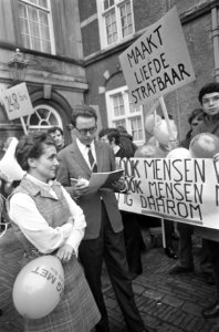 Demonstratie op het Binnenhof in Den Haag tegen wetsartikelen over homofilie con, Bestanddeelnr 922-0290