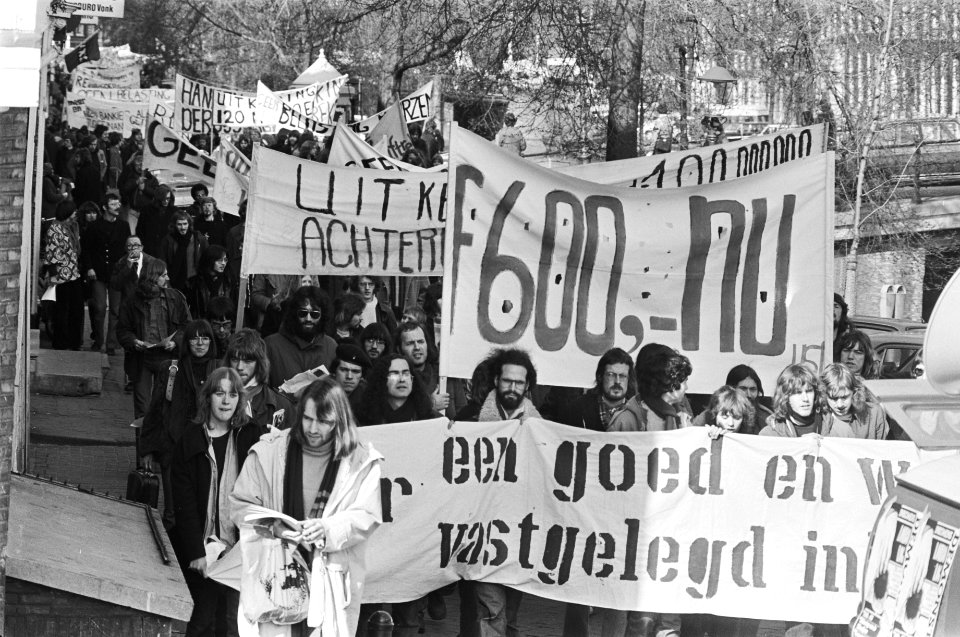 Demonstratie studenten in Amsterdam voor een goed en wettelijke vastgesteld inko, Bestanddeelnr 928-4743