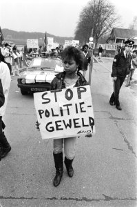 Demonstratie tegen doodschieten Surinamer door politieagent in Den Haag, Bestanddeelnr 933-6385