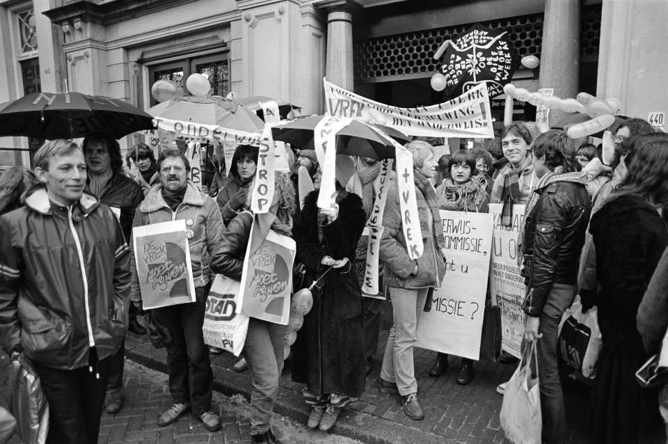 Demonstratie stakende leden adviescollege voor onderwijs in Amsterdam De demons, Bestanddeelnr 931-2600