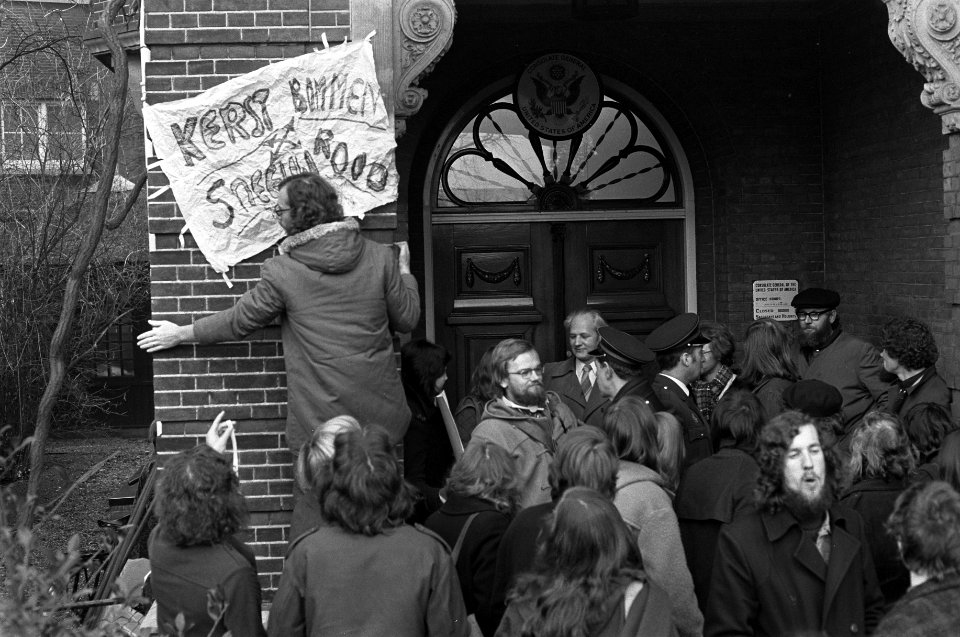 Demonstratie tegen bombardementen op Noord-Vietnam bij Amerikaanse Consulaat te , Bestanddeelnr 926-1154