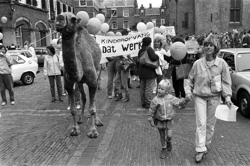 Demonstratie tegen bezuiniging op kinderdagverblijven door werkgemeenschap kinde, Bestanddeelnr 932-2915