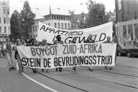 Demonstratie tegen apartheid Zuid Afrika in Amsterdam demonstratie onderweg, Bestanddeelnr 933-0715