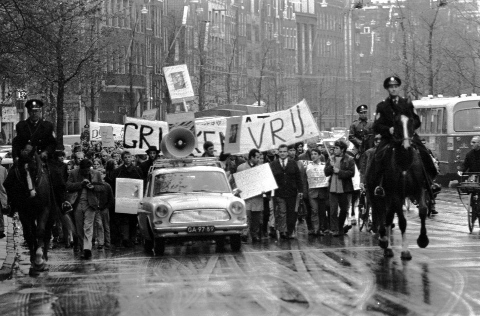 Demonstratie tegen bewind in Griekenland. De demonstranten met spandoeken door A, Bestanddeelnr 920-8177