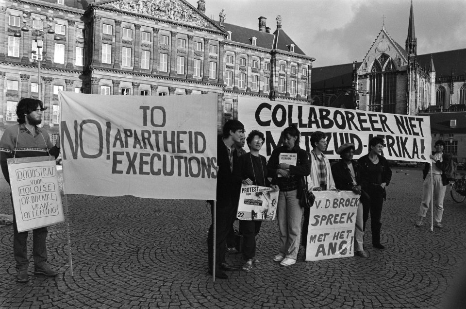 Demonstratie tegen executie Moloise in Zuid Afrika op de Dam in Amsterdam, Bestanddeelnr 933-4024