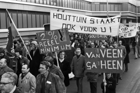 Demonstratie voor betere arbeidsvoorwaarden in Utrecht demonstranten onderweg, Bestanddeelnr 929-0312