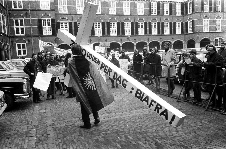 Demonstratie voor Biafra op Binnenhof Den Haag demonstrant met groot kruis, Bestanddeelnr 922-1381
