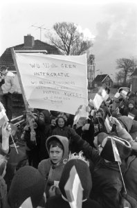Demonstratie tegen annexatie van Koedijk en St. Pancras door Alkmaar mensen met , Bestanddeelnr 922-0617