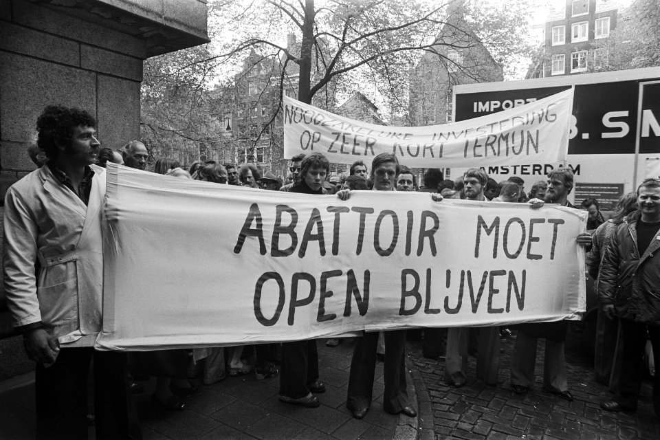 Demonstratie voor behoud abattoir in Amsterdam wethouder Kuypers spreekt de dem, Bestanddeelnr 929-1725