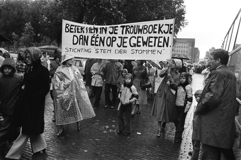 Demonstratie tegen abortus in Den Haag , demonstranten onderweg, Bestanddeelnr 928-7765