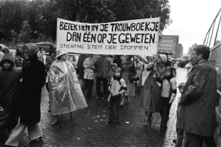 Demonstratie tegen abortus in Den Haag , demonstranten onderweg, Bestanddeelnr 928-7765