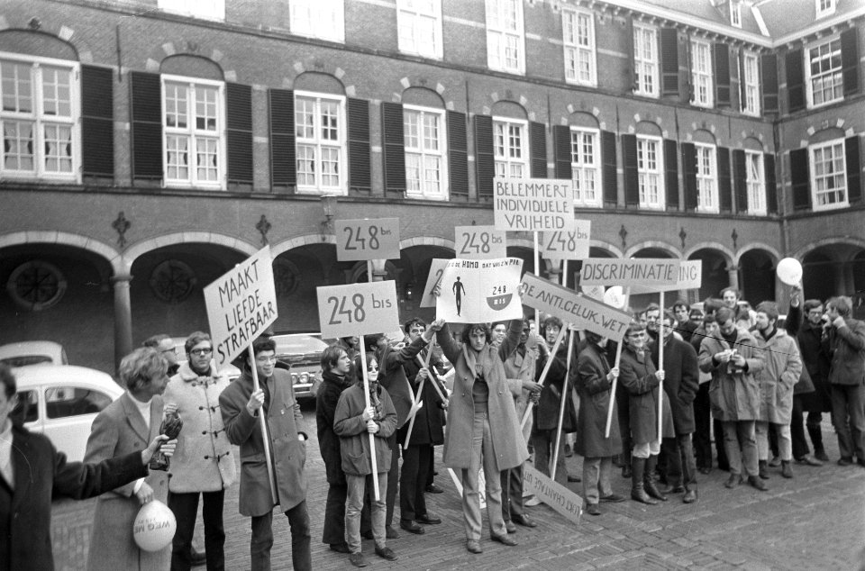 Demonstratie tegen wetsartikelen over homofilie contacten op het Binnenhof jonge, Bestanddeelnr 922-0286