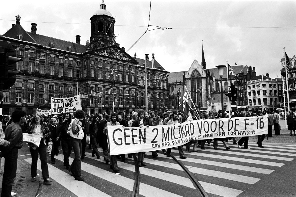 Demonstratie tegen aanschaf extra F16 gevechtsvliegtuigen demonstranten, Bestanddeelnr 930-8885