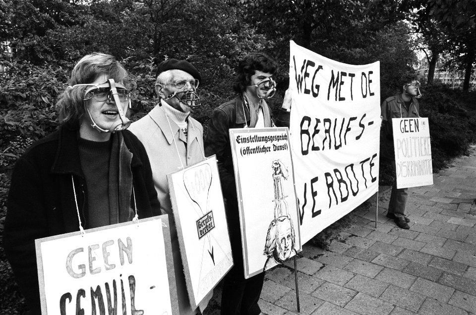 Demonstratie tegen Berufsverbott voor ambassade BRD in Den Haag , gemuilkorfde d, Bestanddeelnr 929-9342