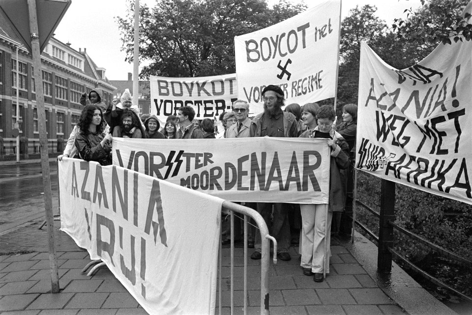 Demonstratie tegen Zuid Afrika voor Zuidafrikaanse ambassade in Den Haag, Bestanddeelnr 929-4021