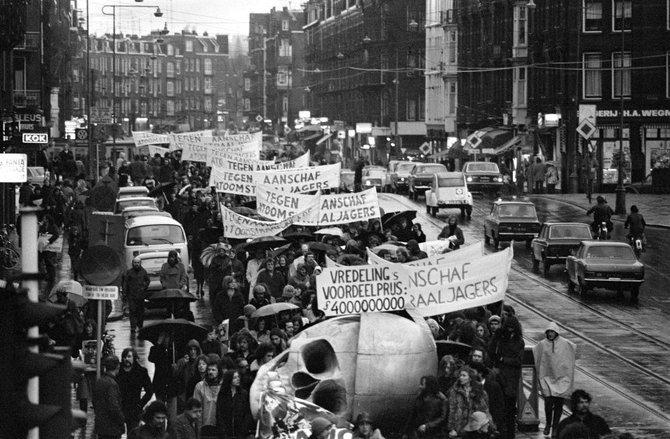 Demonstratie tegen atoomstraaljagers in Amsterdam demonstranten onderweg met , Bestanddeelnr 927-7125