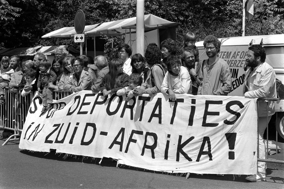 Demonstratie t.g.v. herdenking Soweta bij Zuidafrikaanse ambassade in Den Haag, Bestanddeelnr 932-2098