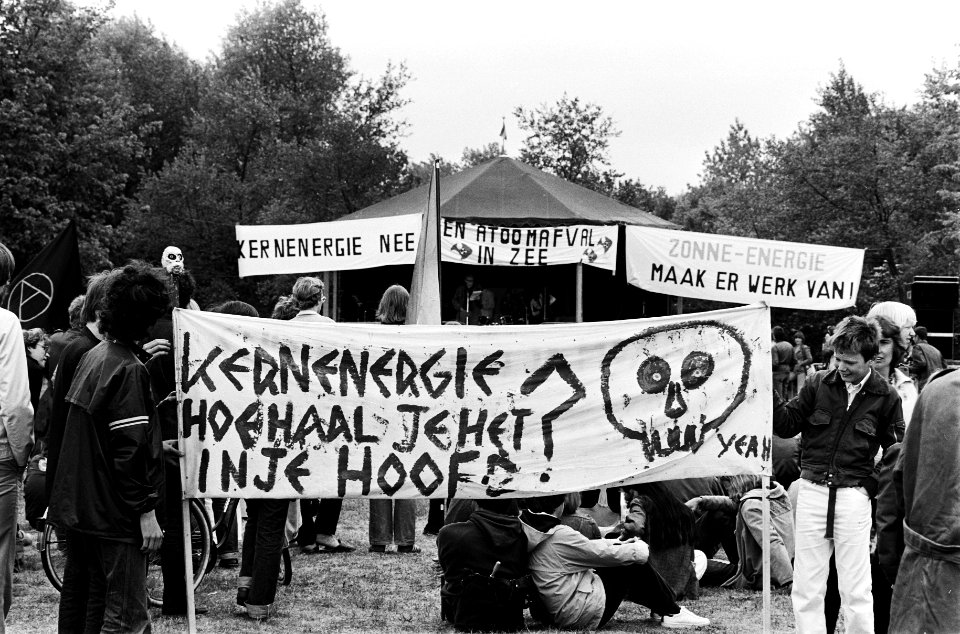 Demonstratie tegen dumpen van kernafval in zee in IJmuiden, Bestanddeelnr 930-8433