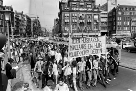 Demonstratie tegen woningnood in Amsterdam demonstranten met borden op Dam, Bestanddeelnr 923-5100