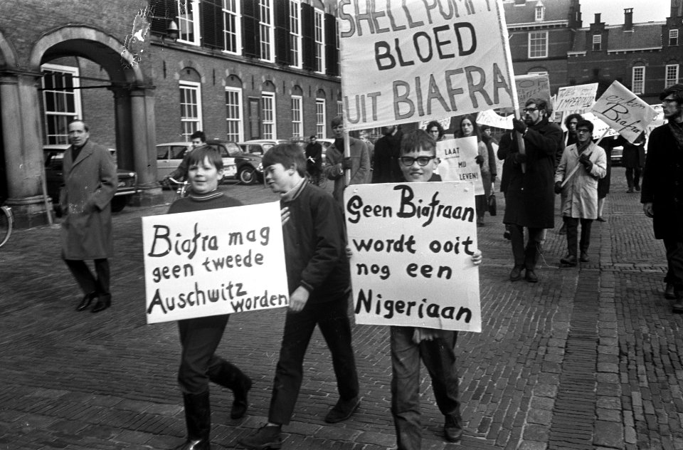 Demonstratie voor Biafra op Binnenhof Den Haag demonstrant, Bestanddeelnr 922-1384