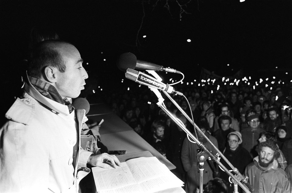 Demonstratie tegen vrijlaten Menten in Amsterdam Hans Knoop aan het woord, Bestanddeelnr 930-0306