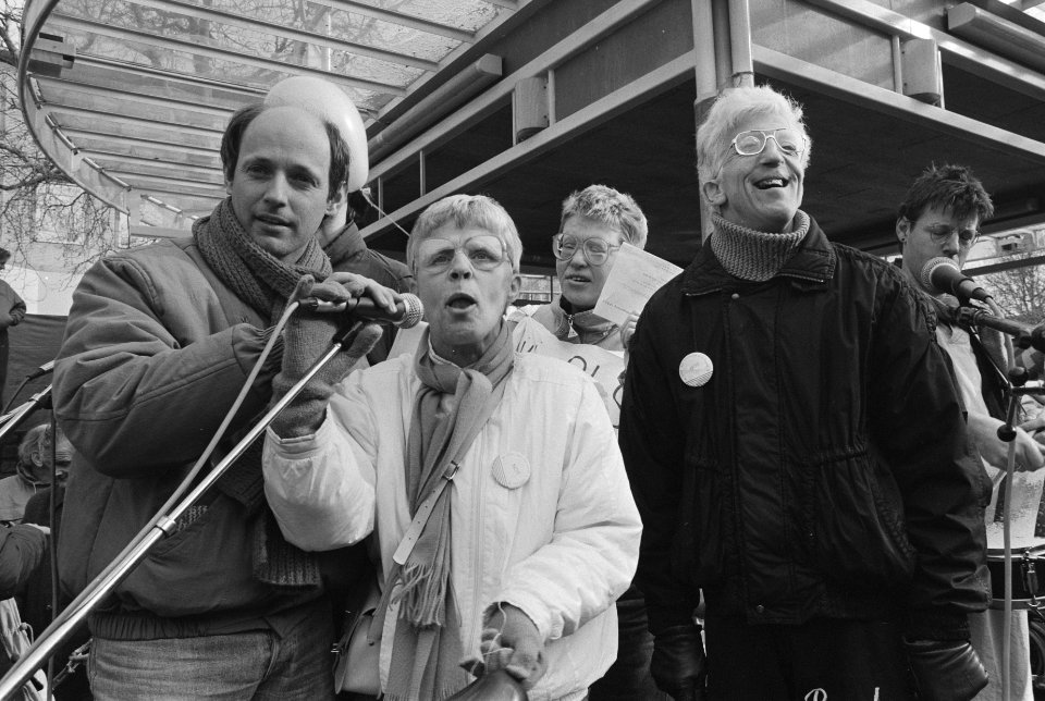 Demonstratie tegen bezuinigingen in zwakzinnigenzorg in Utrecht zwakzinnigen ti, Bestanddeelnr 933-9001