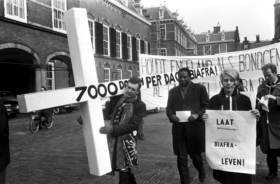 Demonstratie voor Biafra op Binnenhof Den Haag demonstrant met groot kruis, Bestanddeelnr 922-1383