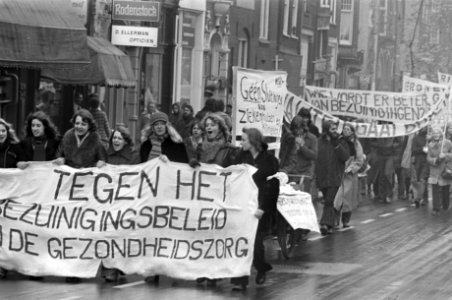 Demonstratie tegen bezuiniging in gezondheidssector in Amsterdam demonstranten , Bestanddeelnr 928-2702