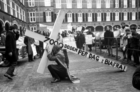 Demonstratie voor Biafra op Binnenhof Den Haag demonstrant met groot kruis, Bestanddeelnr 922-1380
