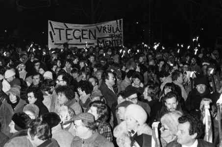 Demonstratie tegen vrijlaten Menten in Amsterdam overzic op J M Meijerplein, Bestanddeelnr 930-0305