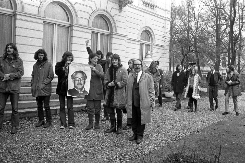 Demonstratie tegen beleid van regering van Pakistan bij ambassade van Pakistan D, Bestanddeelnr 925-1964