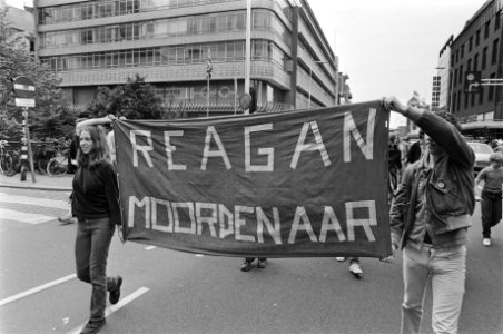 Demonstratie tegen Amerikaanse inmenging en El Salvador Utrecht demonstranten met spandoek Reagan moordenaar, Bestanddeelnr 931-5411