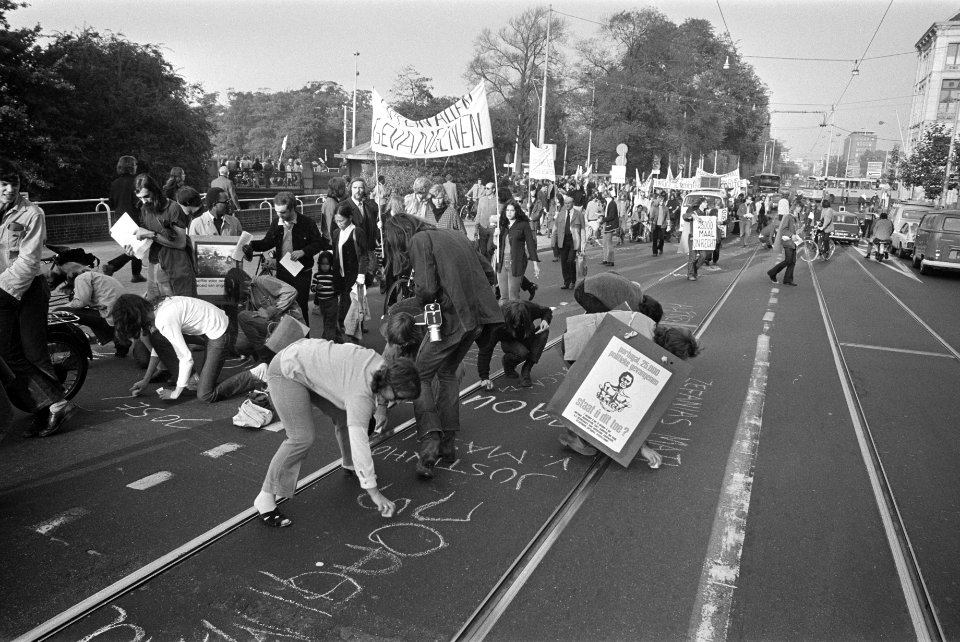 Demonstratie tegen 25000 politieke gevangen in Portugal, namen van gevangenen wo, Bestanddeelnr 925-9354