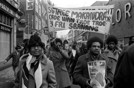Demonstratie van Surinamers in Amsterdam voor zelfstandigheid voor Suriname, dem, Bestanddeelnr 925-2285