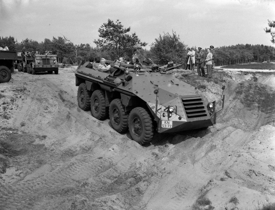 Demonstratie van bestaande en nieuw ontwikkelde militaire voertuigen op het oefe, Bestanddeelnr 910-4485