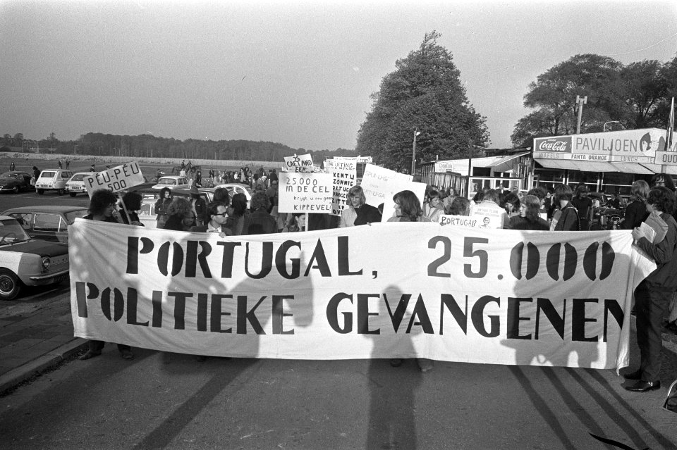 Demonstratie tegen 25000 politieke gevangenen in Portugal op het Malieveld in D, Bestanddeelnr 925-9356