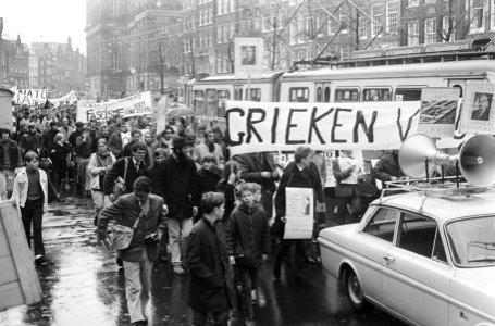 Demonstratie tegen bewind in Griekenland. De demonstranten met spandoeken door A, Bestanddeelnr 920-8179
