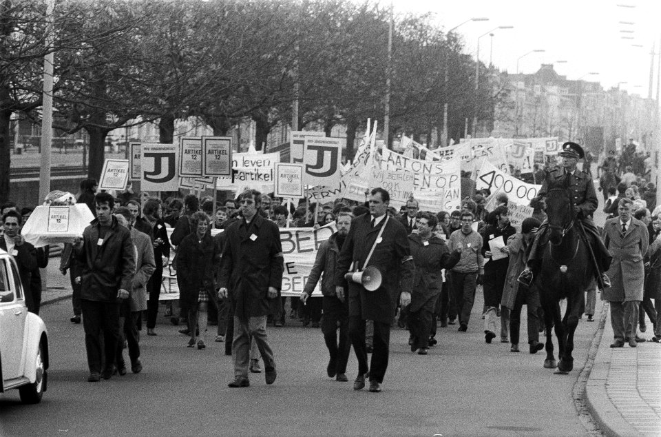 Demonstratie van Werkende Jongeren in Den Haag . Demonstranten onderweg, Bestanddeelnr 922-9289