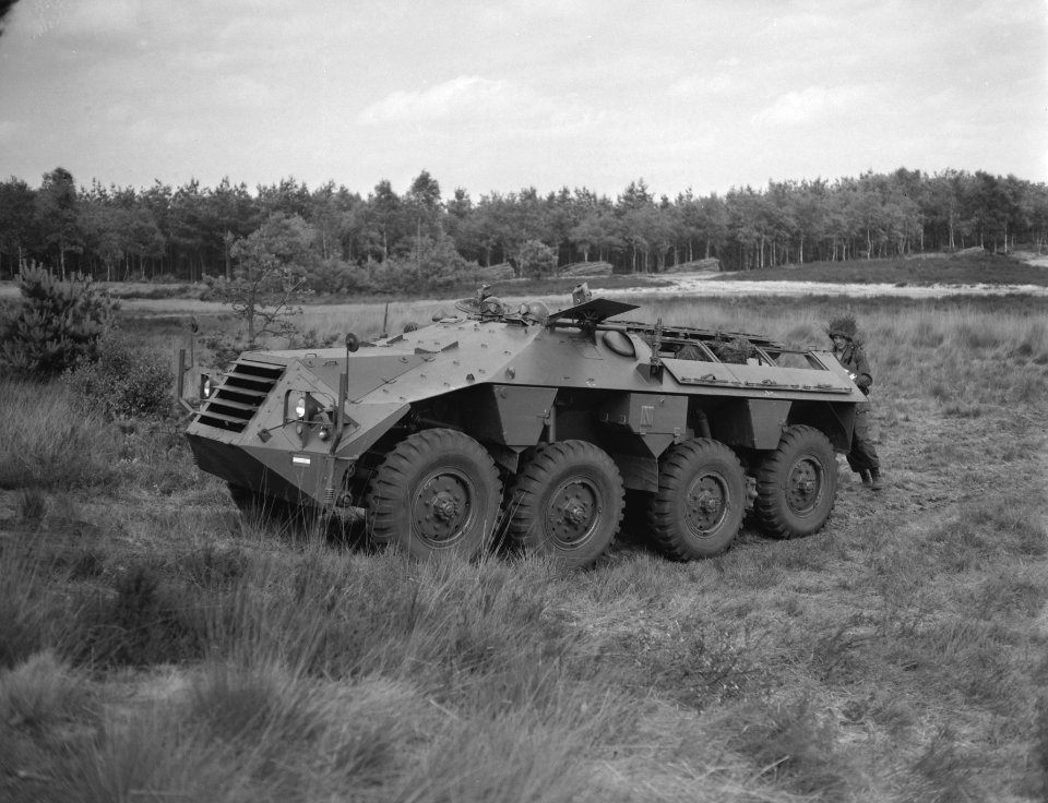 Demonstratie van bestaande en nieuw ontwikkelde militaire voertuigen op het oefe, Bestanddeelnr 910-4483