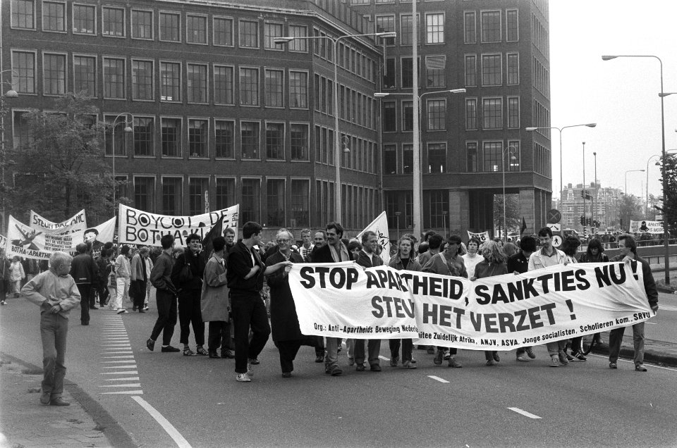 Demonstratie tegen apartheid in Amsterdam, Bestanddeelnr 933-4246