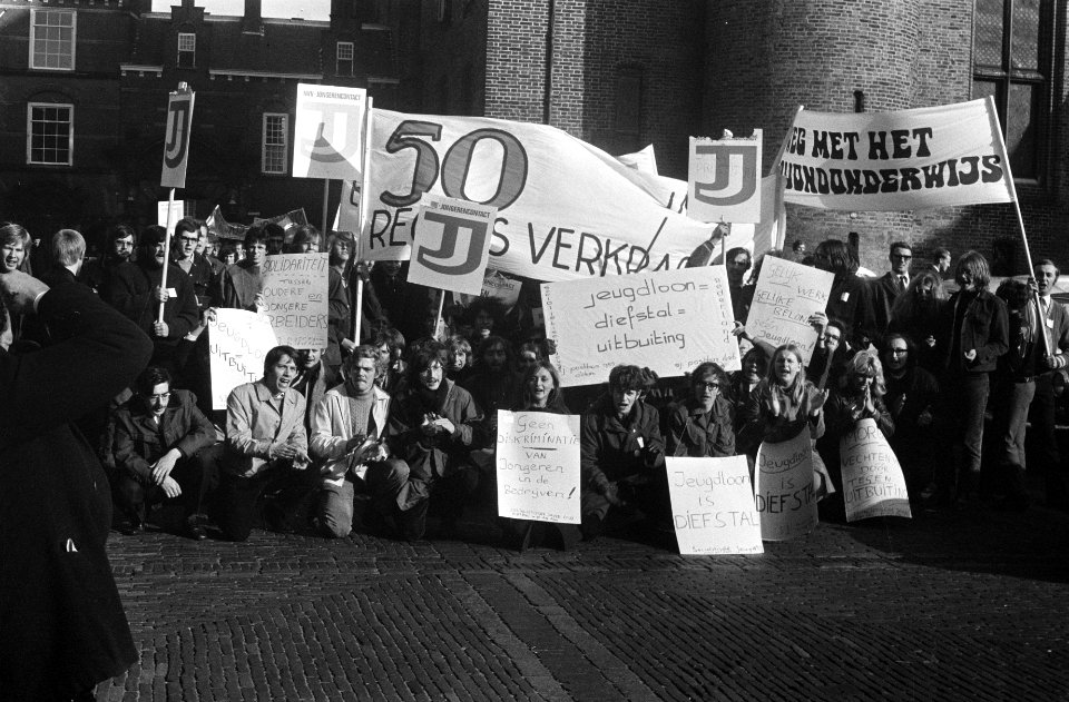 Demonstratie van Werkende Jongeren in Den Haag . Demonstranten met borden op Bin, Bestanddeelnr 922-9280