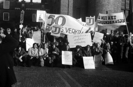 Demonstratie van Werkende Jongeren in Den Haag . Demonstranten met borden op Bin, Bestanddeelnr 922-9280