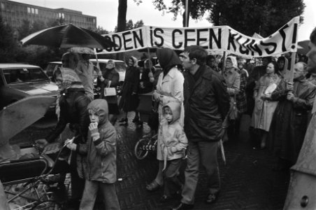 Demonstratie tegen abortus in Den Haag , demonstranten onderweg, Bestanddeelnr 928-7766