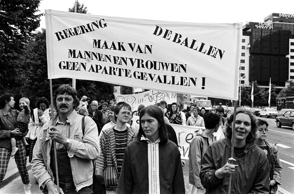 Demonstratie tegen verslechtering van de positie en inkomen van vrouwen met bijs, Bestanddeelnr 932-1783